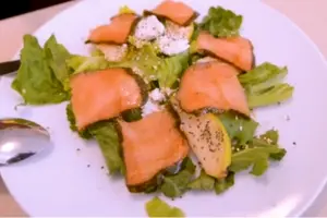 Quick High-Protein Salad with Smoked Salmon and Quinoa
